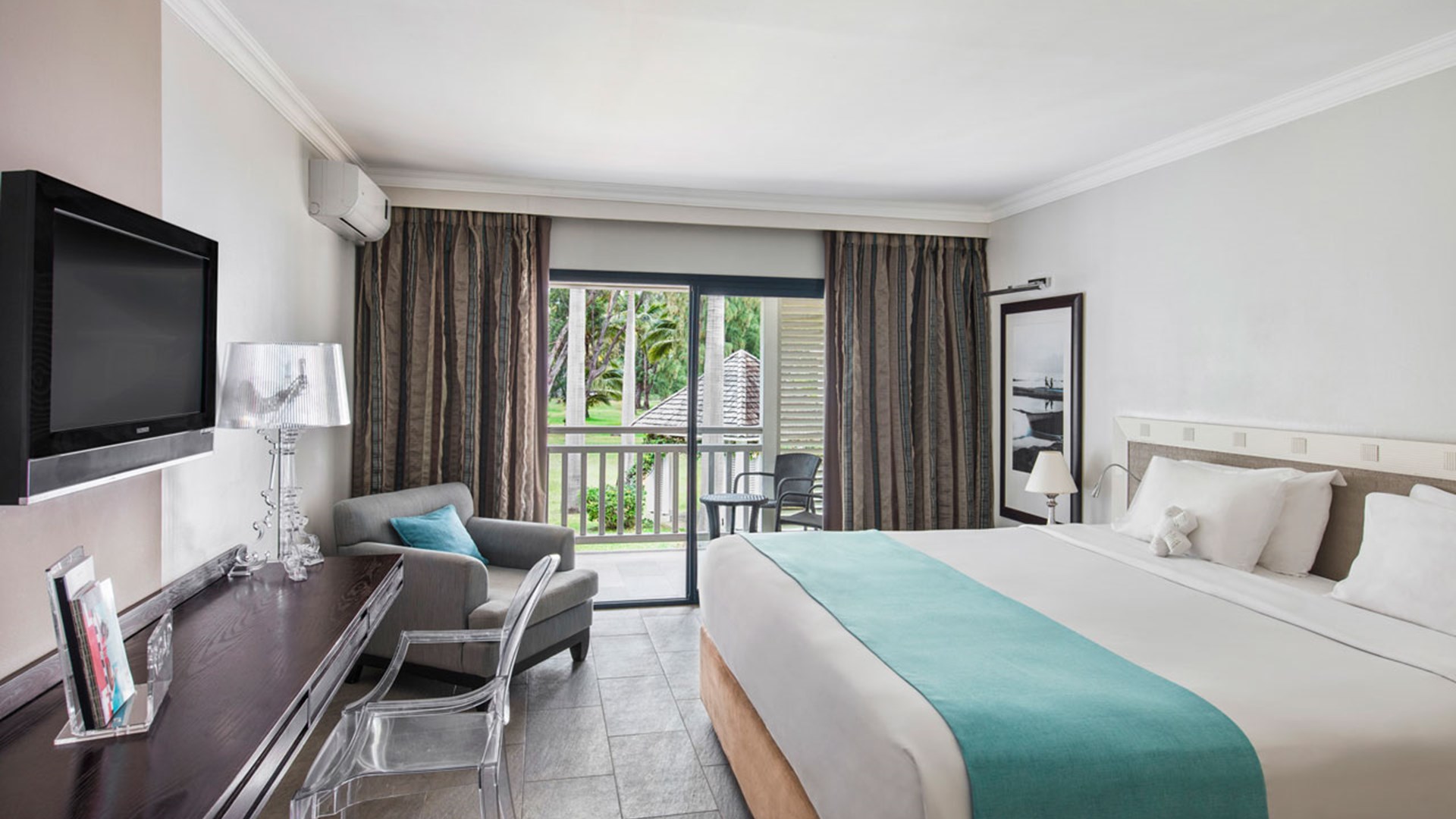 Room view of Deluxe Room, LUX* Saint Gilles